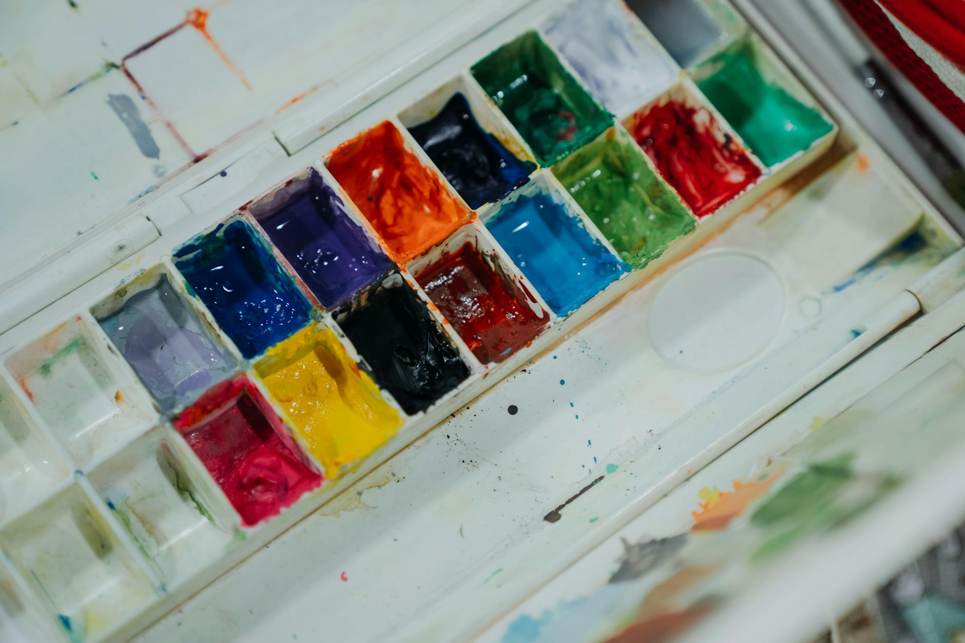 What advanced techniques combine masking and blending for refined text effects?