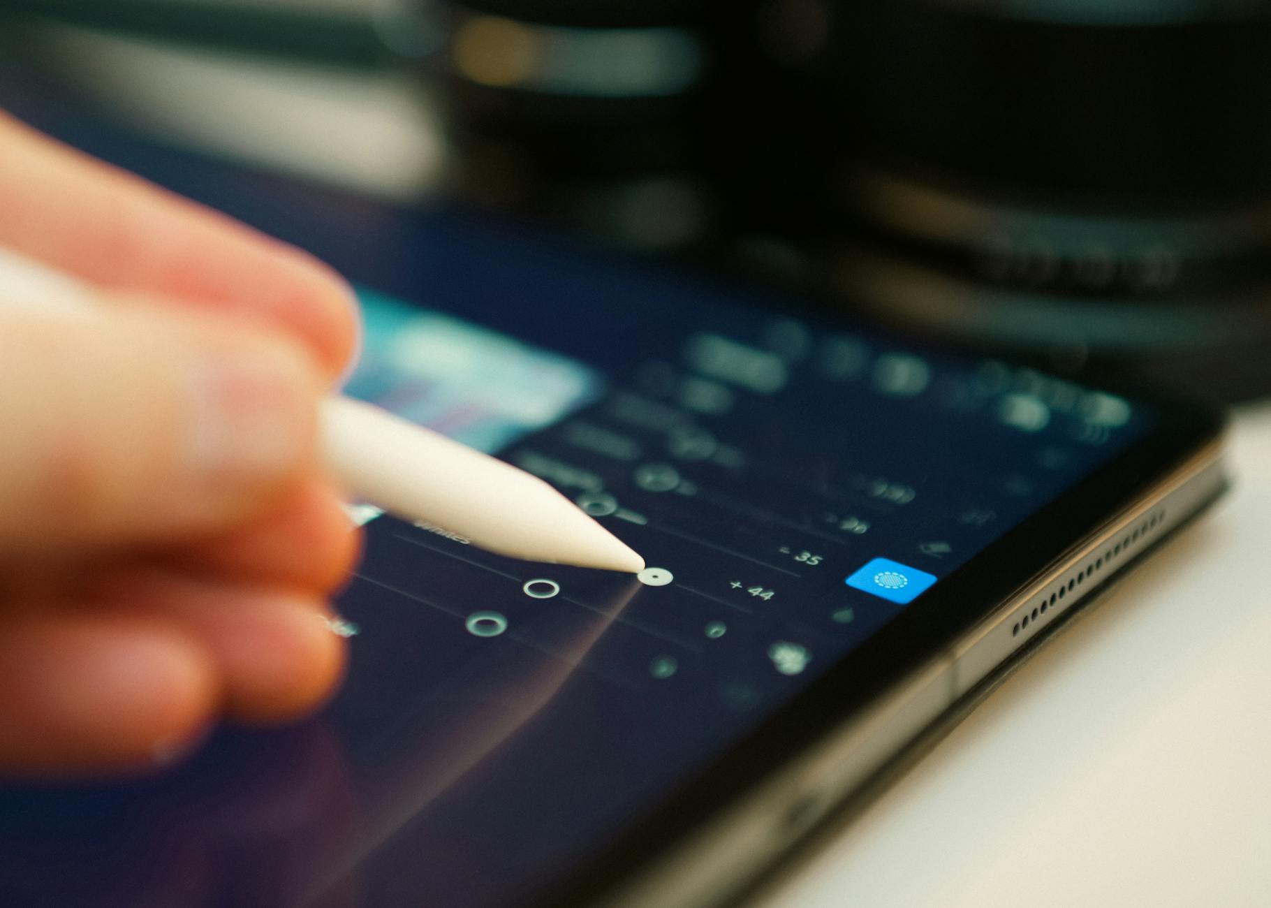 What Is the Difference Between Using Pen Tool Paths and Shape-Based Icons?